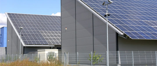 Solarzellen auf Industriedach